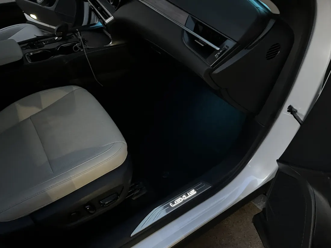 Passenger footwell with illuminated sill plate